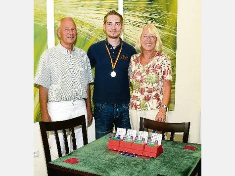 Dr. Christoph Joachim (Sportwart) und Ulla Hornfeld sind stolz auf ihren Meister Janko Katerbau, der hier seine Goldmedaille prsentiert.